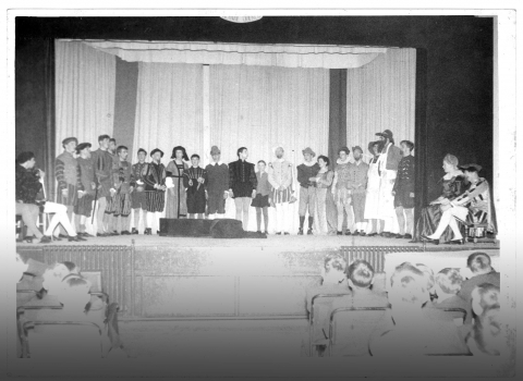 Beggars Opera 1961 - Full cast finale<br>© Mike Leggett