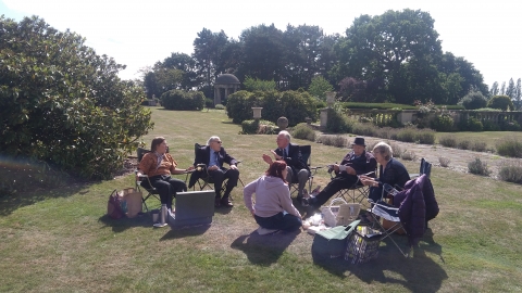 <br>One group having made themselves comfortable enjoying their picnic and the fablulous weather