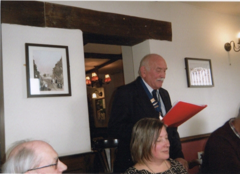 Peter Jones reads a letter to Tom Weston<br>